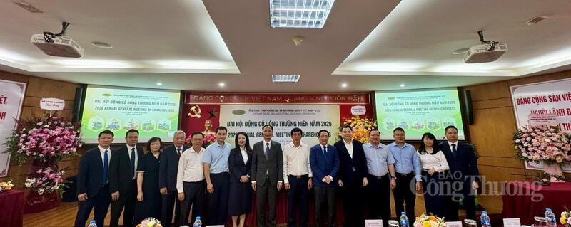 Ban lãnh đạo VEAM chụp ảnh lưu niệm với lãnh đạo Đảng ủy Bộ cùng lãnh đạo các cục, vụ của Bộ Công Thương
