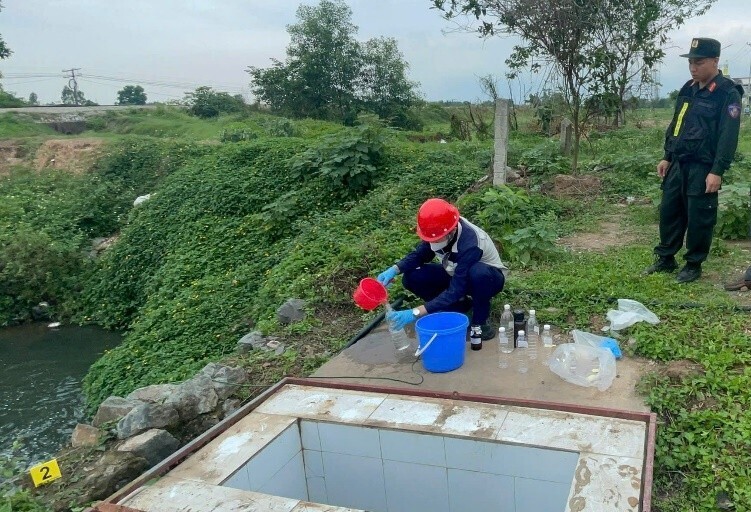 Lực lượng chức năng kiểm tra mẫu nước thải. Ảnh: Công an TP. Hà Nội