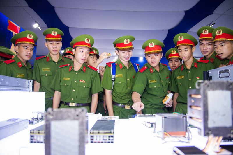 Sản phẩm máy chủ made in Vietnam thu hút sự quan tâm của khách tham quan