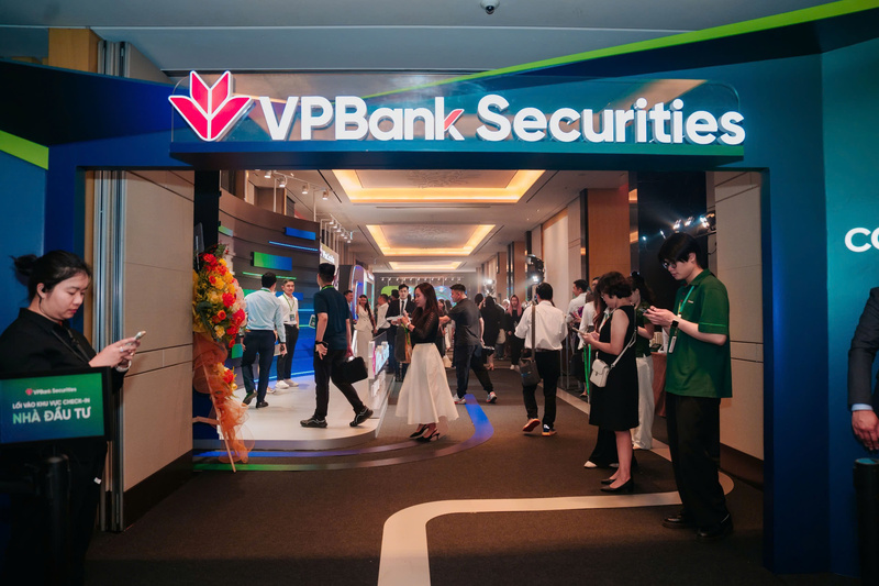 Theo dữ liệu từ FiinPro, chốt phiên 10/6, cổ phiếu VPBankS có mức định giá thấp hơn so với trung bình ngành. Ảnh: VPBankS.