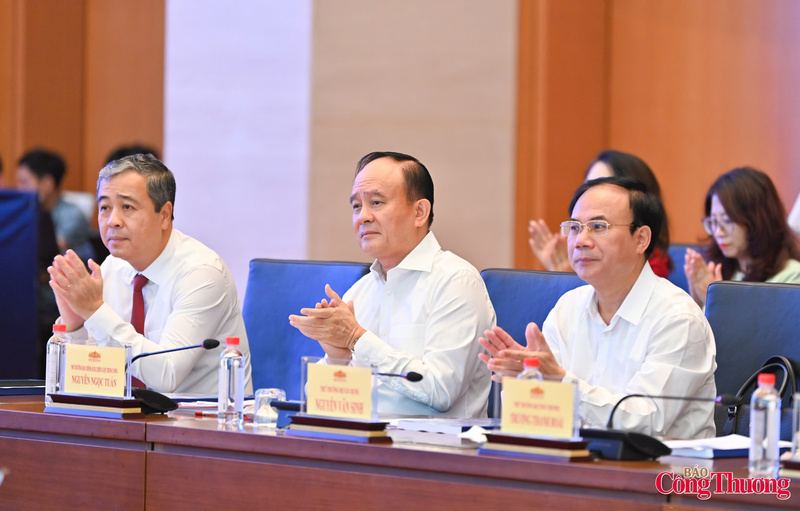 Các đại biểu tham dự hội thảo.