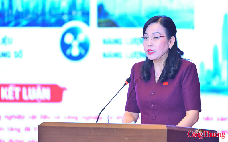 Ủy viên Ban Chấp hành Trung ương Đảng, Chủ nhiệm Ủy ban Khoa học, Công nghệ và Môi trường Nguyễn Thanh Hải trình bày báo cáo "Công nghiệp vật liệu và Công nghiệp cơ khí, chế tạo Việt Nam trong giai đoạn phát triển mới".