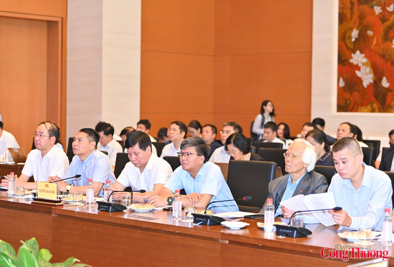 Các đại biểu tham dự hội thảo.