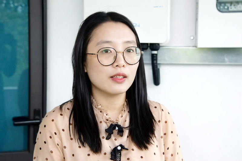 Chị Lê Thị Ly Ly, hộ dân đang sinh sống tại phường Hạc Thành, tỉnh Thanh Hóa chia sẻ về lợi ích từ khi gia đình lắp đặt điện mặt trời mái nhà tự sản xuất, tự tiêu thụ.