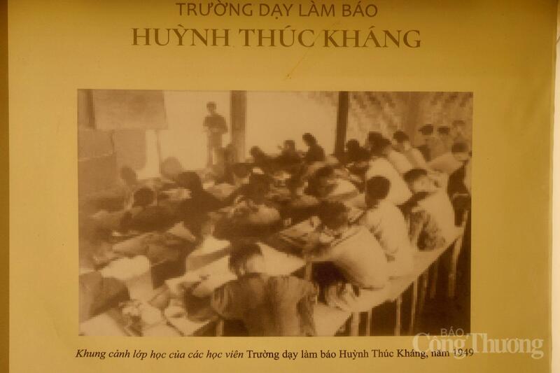 Khung cảnh lớp học của các học viên Trường dạy làm báo Huỳnh Thúc Kháng được trưng bày tại Bảo tàng Báo chí Việt Nam. Ảnh: Phương Hà