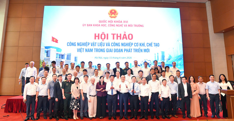 Phó Chủ tịch Quốc hội Nguyễn Hồng Diên chụp ảnh cùng các đại biểu sau hội thảo.