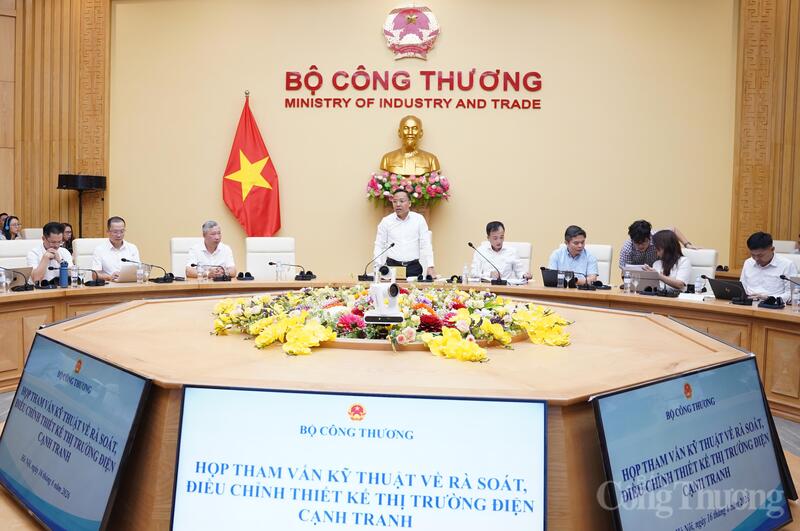 Thứ trưởng Bộ Công Thương Nguyễn Hoàng Long phát biểu tại cuộc họp - Ảnh: Nguyên Thảo