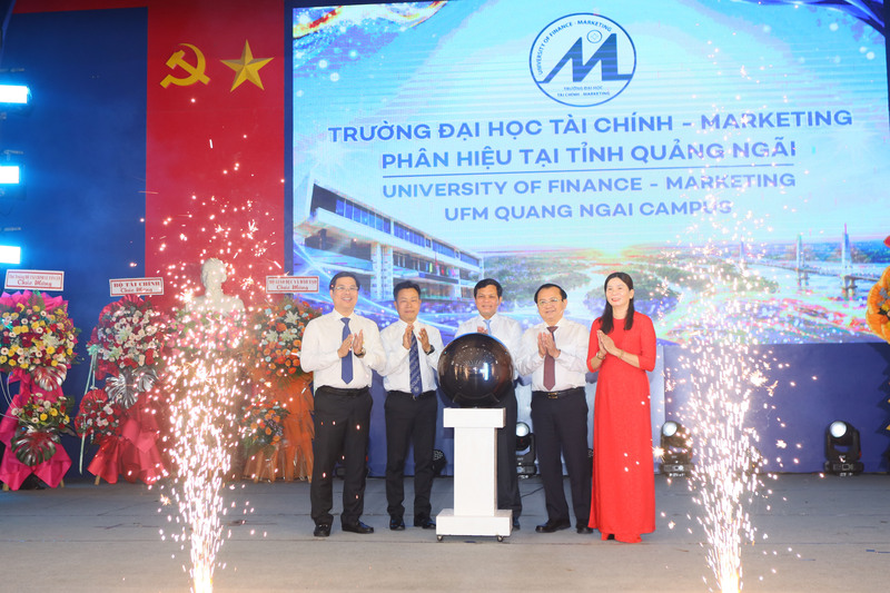 Các đại biểu thực hiện nghi thức thành lập Phân hiệu Trường Đại học Tài chính - Marketing tại tỉnh Quảng Ngãi. Ảnh: BSR
