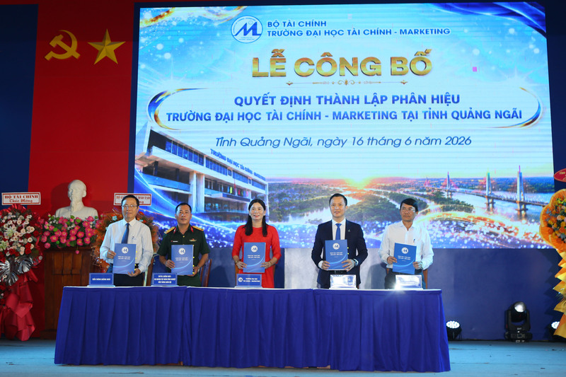 Đại diện BSR cùng các đơn vị thực hiện nghi thức ký kết hợp tác với Phân hiệu Trường Đại học Tài chính - Marketing tỉnh Quảng Ngãi. Ảnh: BSR