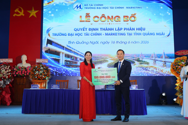 BSR trao tặng học bổng cho các em sinh viên có thành tích tốt, vươn lên trong học tập. Ảnh: BSR