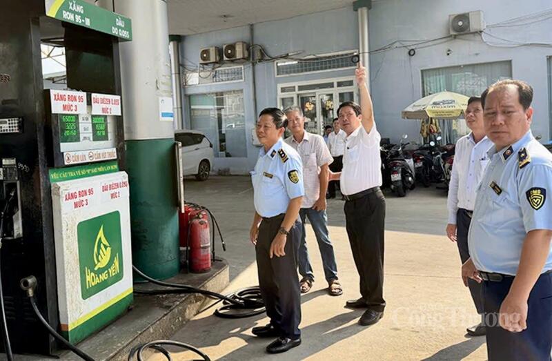 Chi cục trưởng Chi cục Quản lý thị trường bảo đảm nguồn cung xăng dầu phục vụ sản xuất, kinh doanh và đời sống người dân. Ảnh: Khánh Ngọc.