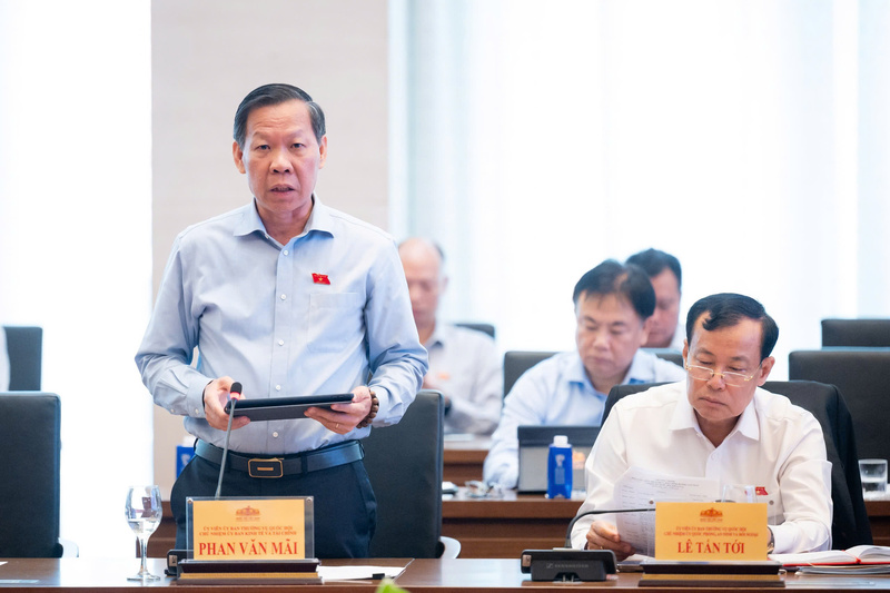 Chủ nhiệm Ủy ban Kinh tế và Tài chính Phan Văn Mãi phát biểu. Ảnh: Vũ Hiếu