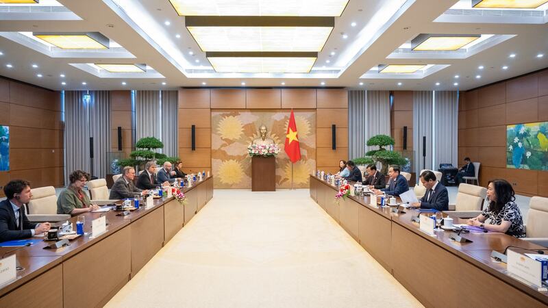 Chủ tịch Quốc hội Trần Thanh Mẫn đề nghị Quốc hội Đức nghiên cứu tiến tới ký kết Thỏa thuận hợp tác; đồng thời tăng cường chia sẻ kinh nghiệm về quản trị quốc gia, quản lý kinh tế - xã hội thông qua các hình thức trao đổi trực tiếp hoặc trực tuyến. Ảnh: Quochoi.vn