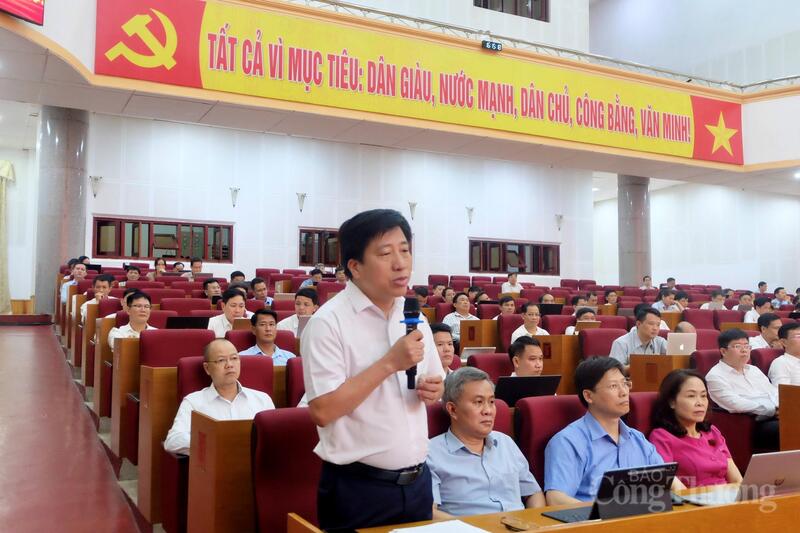 Giám đốc Sở Công Thương Lai Châu Vương Thế Mẫn thảo luận về phát triển thương mại điện tử trên địa bàn tỉnh.