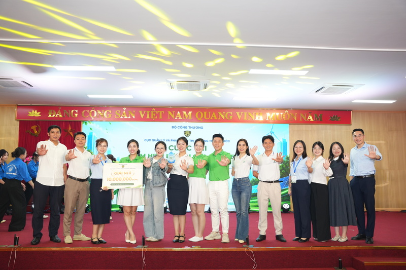 Đội thi BSR chụp ảnh giao lưu với các đội thi khác của cuộc thi. Ảnh: BSR