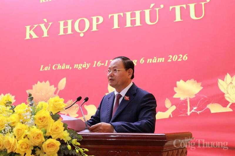 Bí thư Tỉnh ủy, Chủ tịch HĐND tỉnh Lai Châu Lê Minh Ngân phát biểu tại kỳ họp.