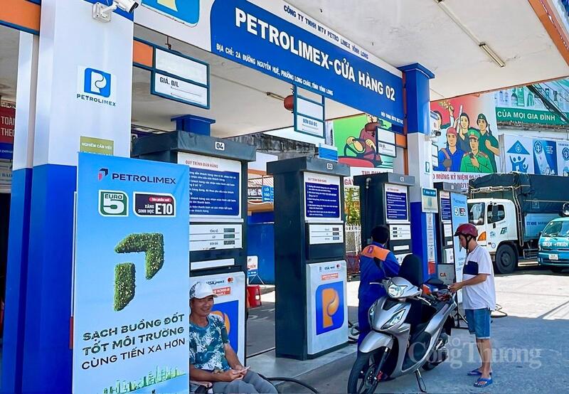 Ghi nhận thực tế tại nhiều doanh nghiệp kinh doanh xăng dầu cho thấy, sản lượng tiêu thụ  vẫn duy trì ổn định. Ảnh: Khánh Ngọc.