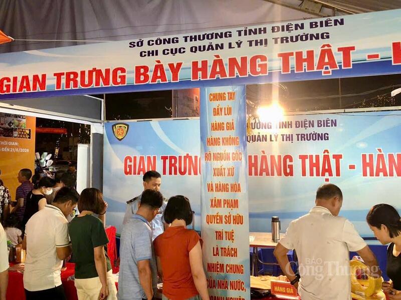 Gian hàng trưng bày hàng thật - hàng giả do Chi cục Quản lý thị trường (QLTT) Sở Công Thương tỉnh Điện Biên tổ chức đang thu hút sự quan tâm đặc biệt của đông đảo người dân, doanh nghiệp và du khách.