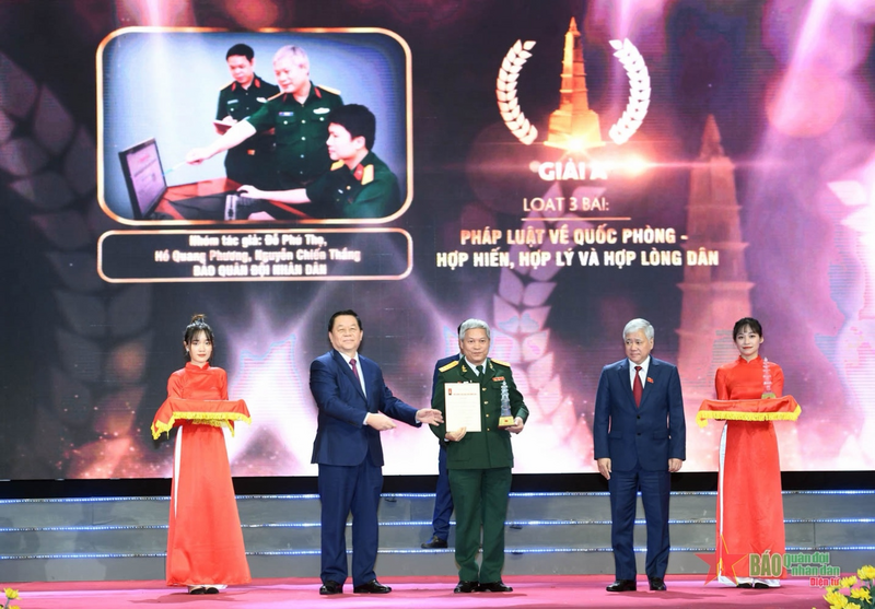 Đại tá, nhà báo Đỗ Phú Thọ cùng nhóm tác giả loạt 3 bài "Pháp luật về quốc phòng - hợp hiến, hợp lý và hợp lòng dân" đạt giải A - Giải Báo chí Quốc gia lần thứ XV, năm 2020.