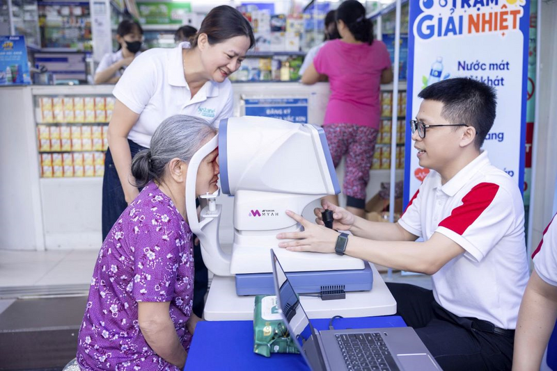 DKSH đồng hành cùng Long Châu triển khai chương trình sàng lọc bệnh khô mắt trên toàn quốc.