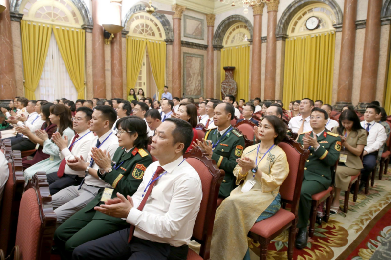 Nhà báo Nguyễn Văn Minh, Tổng Biên tập, Chủ tịch Liên Chi hội Nhà báo Báo Công Thương (vị trí thứ tư, từ phải sang) và đồng chí Hoàng Quốc Hải, Phó Trưởng Phòng Bạn đọc và Công tác xã hội tại Phủ Chủ tịch.