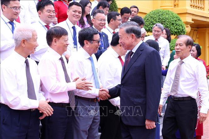 Nhà báo Nguyễn Văn Minh, Tổng Biên tập, Chủ tịch Liên Chi hội Nhà báo Báo Công Thương (vị trí thứ hai, hàng thứ hai từ trái sang) và nhà báo Hoàng Quốc Hải, Phó Trưởng Phòng Bạn đọc và Công tác xã hội tại Phủ Chủ tịch.