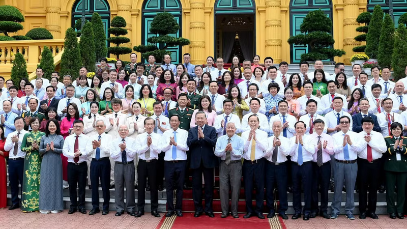 Tổng Bí thư, Chủ tịch nước Tô Lâm với các nhà báo tiêu biểu. Ảnh: Đăng Khoa