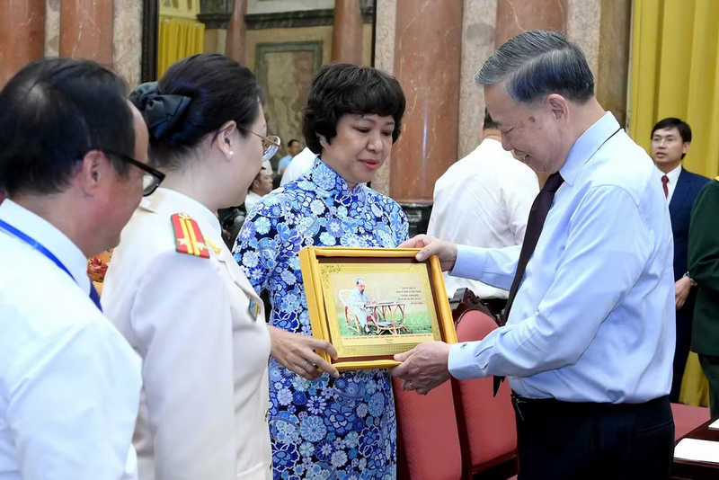 Tổng Bí thư, Chủ tịch nước Tô Lâm trao quà lưu niệm tặng các nhà báo tiêu biểu. Ảnh: Đăng Khoa