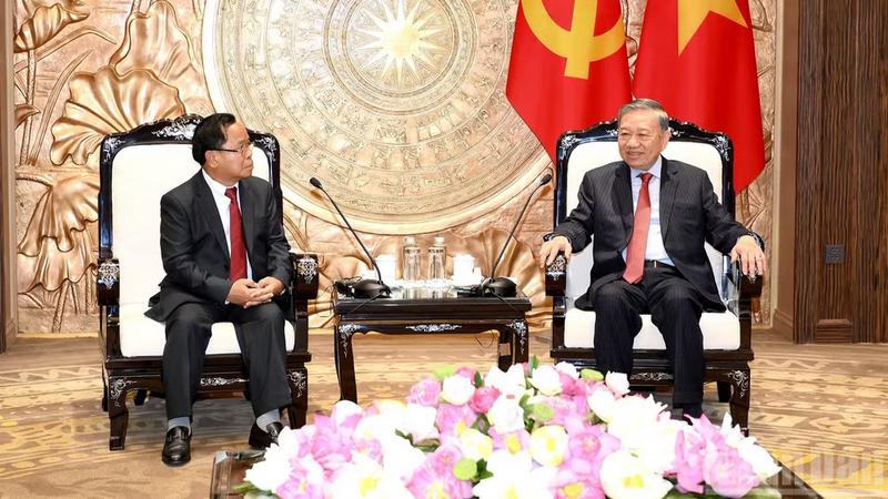 Tổng Bí thư, Chủ tịch nước Tô Lâm tiếp Phó Thủ tướng, Bộ trưởng Tư pháp Lào Khamphan Phommathat. Ảnh: Đăng Khoa