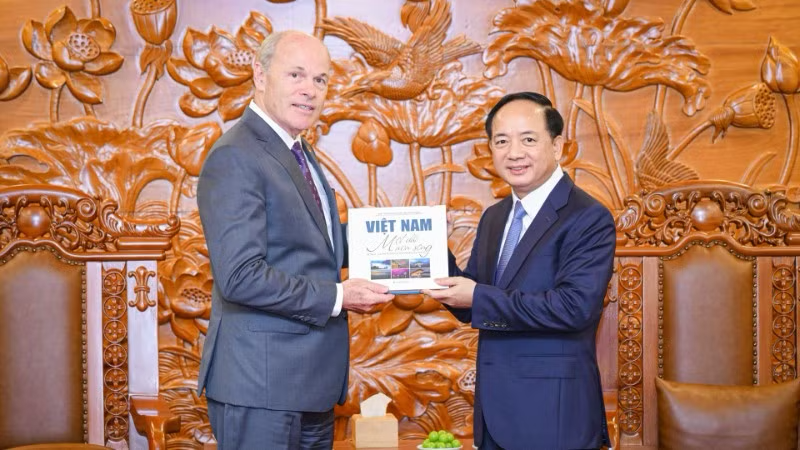Đồng chí Trịnh Văn Quyết trao quà lưu niệm tặng Đại sứ Canada tại Việt Nam. Ảnh: Bảo Long