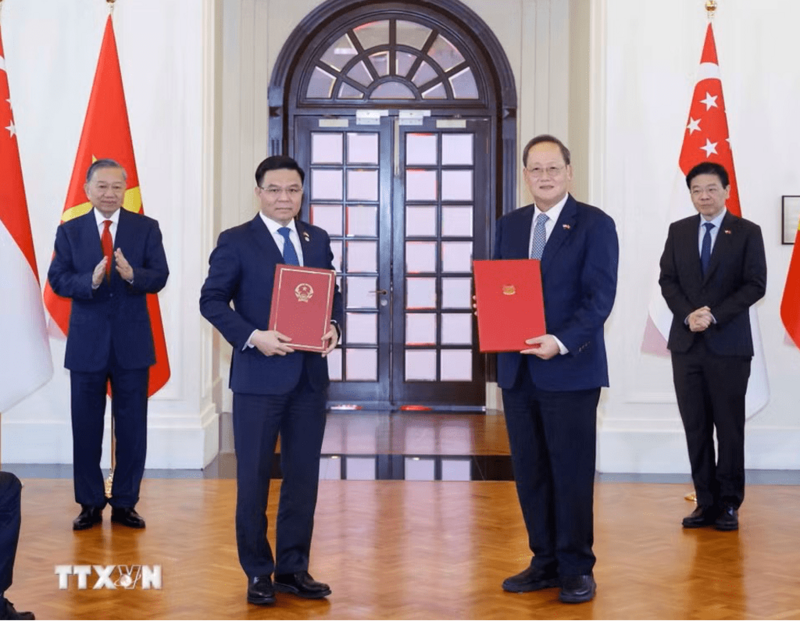 Bộ trưởng Bộ Công Thương Lê Mạnh Hùng và Bộ trưởng phụ trách Năng lượng và Khoa học - Công nghệ Singapore Tan See Leng đưa ra Tuyên bố chung Việt Nam - Singapore về tăng cường khả năng chống chịu của chuỗi cung ứng. Ảnh: TTXVN