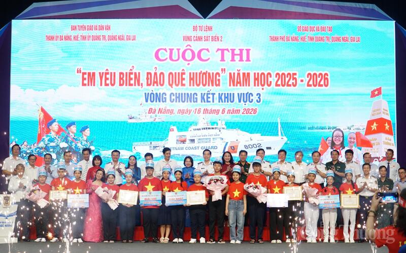 Các đại biểu cùng các đội thi tại Vòng chung kết khu vực 3 Cuộc thi "Em yêu biển, đảo quê hương" năm học 2025 - 2026.