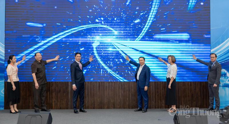 Đại biểu thực hiện nghi thức công bố vận hành TBSG Business Hub - nền tảng xúc tiến thương mại số.