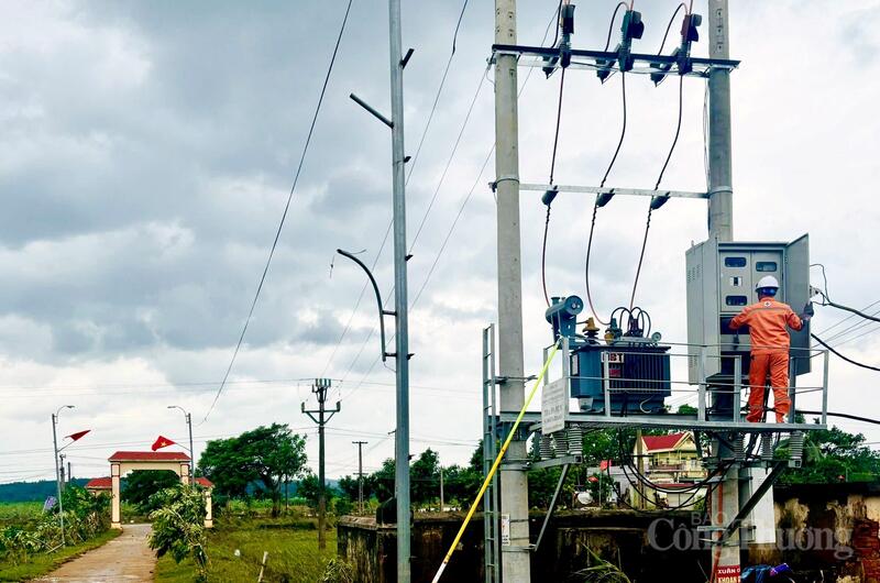 Ngành điện cũng phối hợp với chính quyền địa phương tuyên truyền người dân sử dụng điện tiết kiệm, an toàn và hiệu quả. Ảnh: Quốc Anh