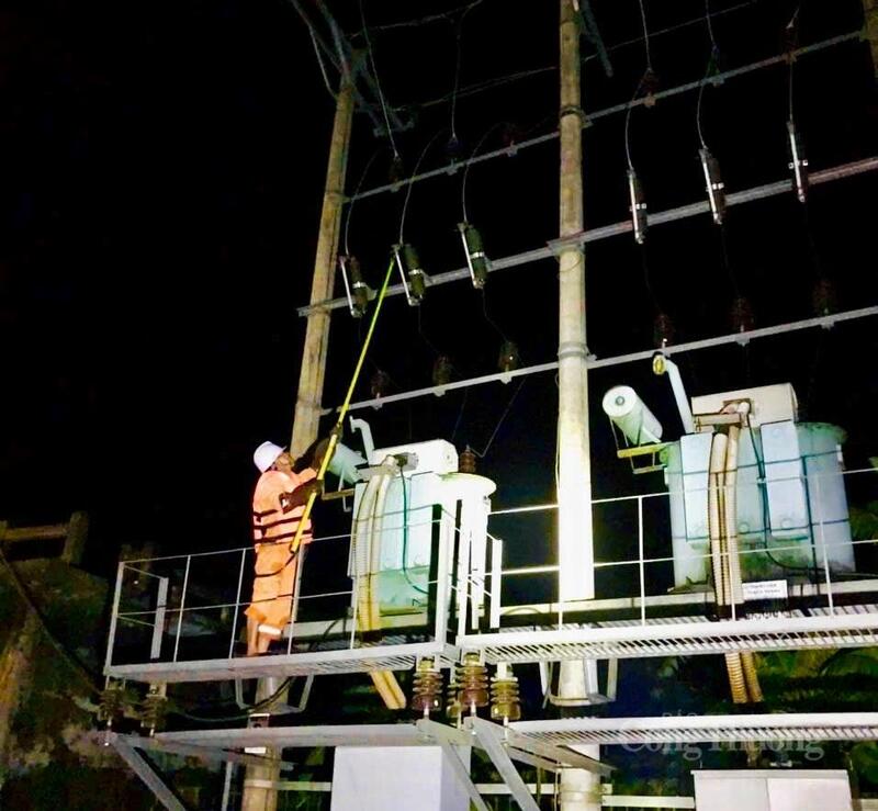 Nhân viên ngành điện xử lý sự cố dù đó là thời điểm ban ngày hay đã khuya. Ảnh: Quốc Anh