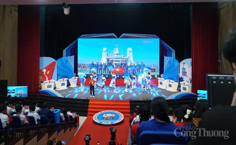 Các em học sinh đội thi Hoàng Sa đến từ TP. Đà Nẵng trong phần thi hùng biện.