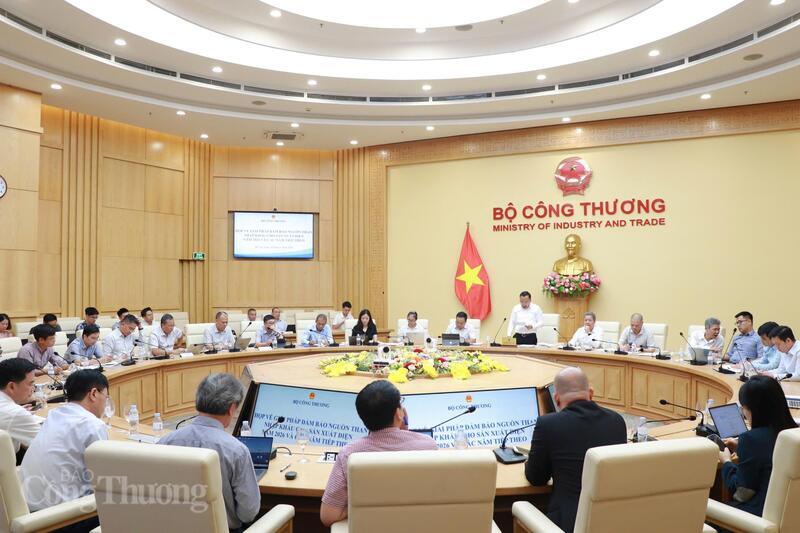 Quang cảnh cuộc họp. Ảnh: Thanh Tuấn