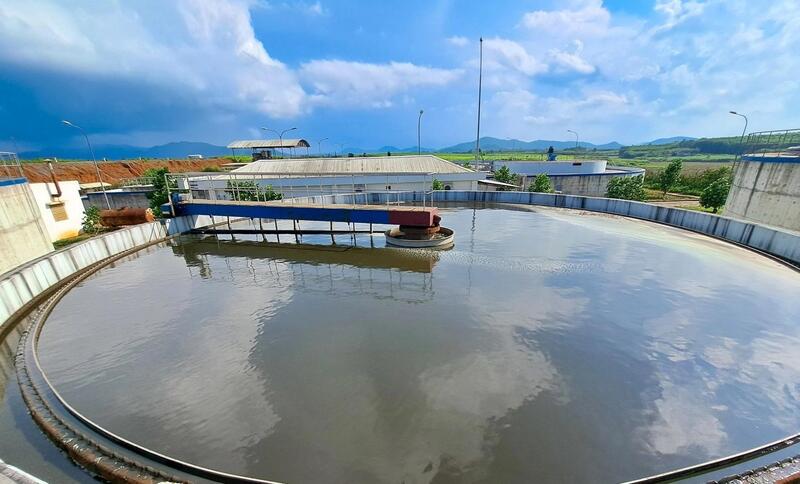 Bể lắng trong quy trình xử lý nước thải của TH. Bùn lắng sau đó sẽ được sử dụng làm nguyên liệu sản xuất phân bón hữu cơ.