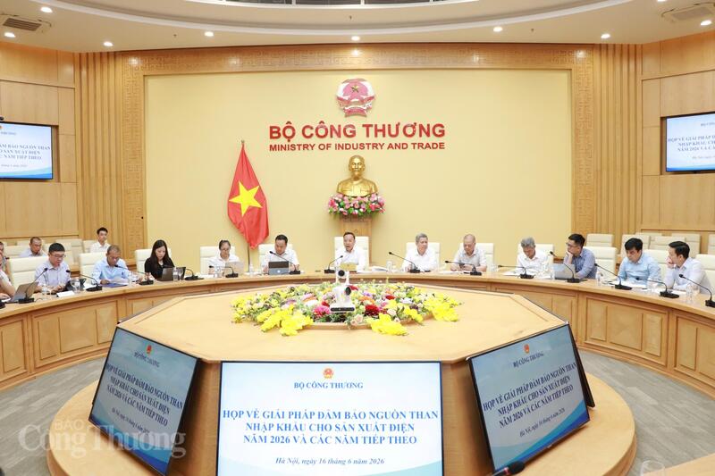 Tham dự cuộc họp có đại diện các đơn vị thuộc Bộ Công Thương và đại diện các đơn vị cung cấp và sử dụng than cho sản xuất điện. Ảnh: Thanh Tuấn