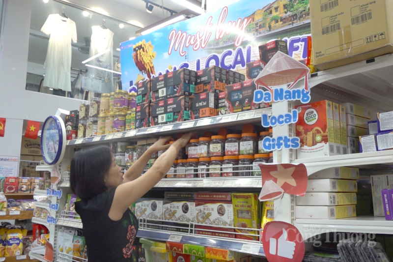 Các siêu thị dành những vị trí trung tâm, bắt mắt để giới thiệu các sản phẩm đặc trưng Đà Nẵng và hàng Việt