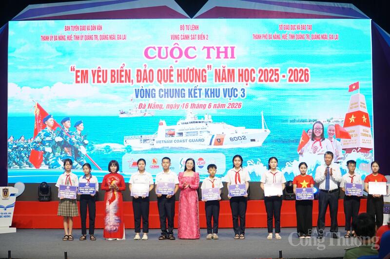 Trao học bổng cho các em học sinh có hoàn cảnh khó khăn, mỗi suất trị giá 2 triệu đồng.