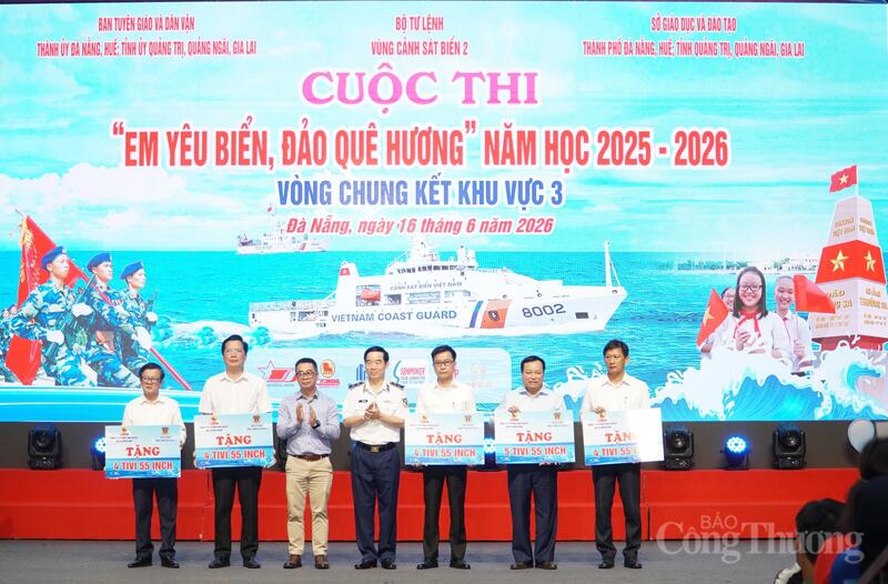 Trao quà cho các trường có học sinh tham gia vòng chung kết.