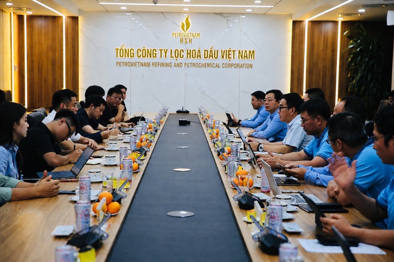 Toàn cảnh buổi làm việc giữa BSR và Liên danh ASP Shipping về việc thúc đẩy định hướng hợp tác phát triển nhiên liệu sinh học bền vững. Ảnh: BSR