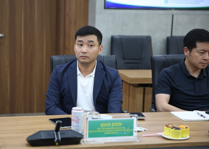 Ông Qian Jixin, Chủ tịch HĐQT Công ty Zhehang Hanghua (Trung Quốc) phát biểu tại buổi làm việc. Ảnh: BSR