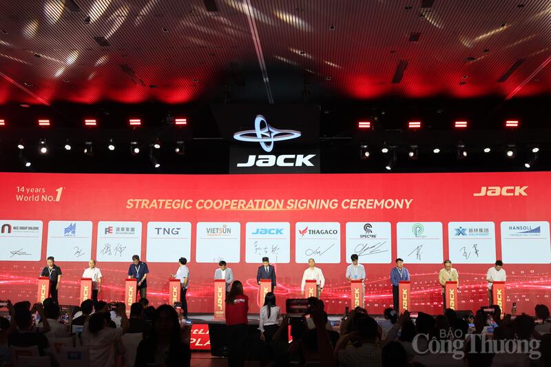 Lễ ký kết chiến lược giữa Jack Technology với nhiều doanh nghiệp may mặc hàng đầu Việt Nam.