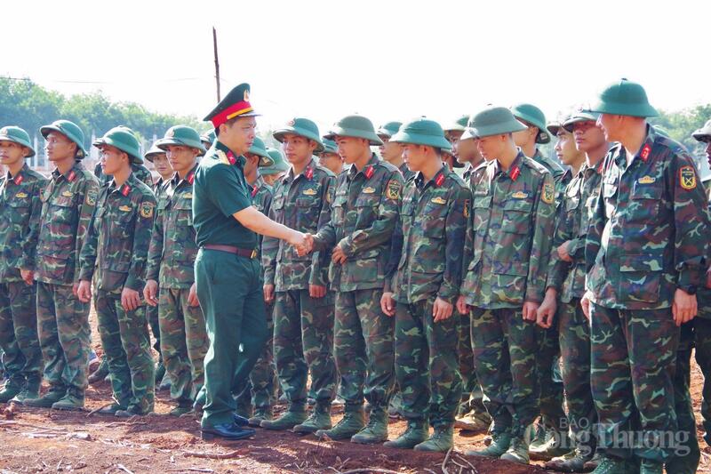 Đại tá Hà Viết Liễn, Phó Tư lệnh Quân đoàn 34 trực tiếp đến kiểm tra tiến độ, thăm hỏi, động viên cán bộ, chiến sĩ các đơn vị đang thực hiện nhiệm vụ xây dựng công trình Trường học nội trú liên cấp tại xã Ia O và Ia Chía.
