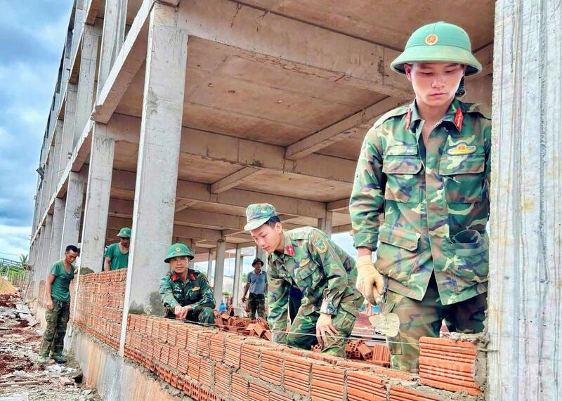 Việc tham gia hỗ trợ xây dựng các trường phổ thông dân tộc nội trú liên cấp tại khu vực biên giới không chỉ là nhiệm vụ chính trị quan trọng mà còn thể hiện trách nhiệm, tình cảm của cán bộ, chiến sĩ Quân đoàn 34 đối với đồng bào các dân tộc trên địa bàn.