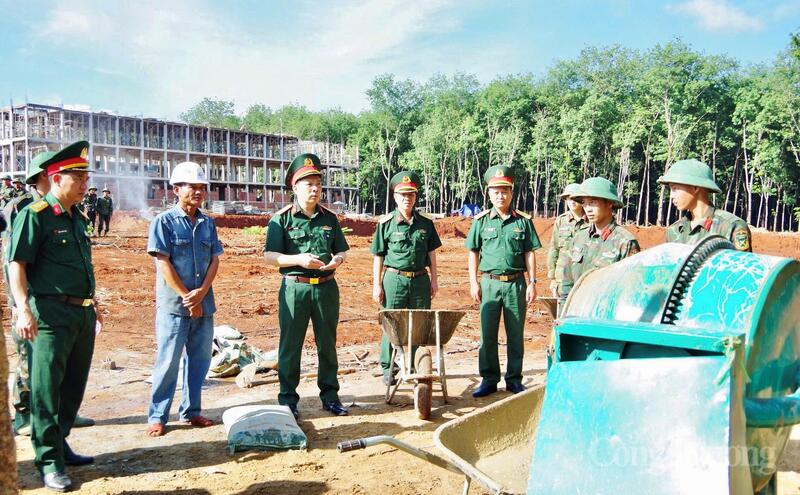 Đại tá Hà Viết Liễn (thứ 3 từ trái qua), Phó Tư lệnh Quân đoàn 34 trực tiếp đến kiểm tra tiến độ, thăm hỏi, động viên và tặng quà cán bộ, chiến sĩ các đơn vị đang thực hiện nhiệm vụ xây dựng công trình Trường học nội trú liên cấp tại xã Ia O và Ia Chía.