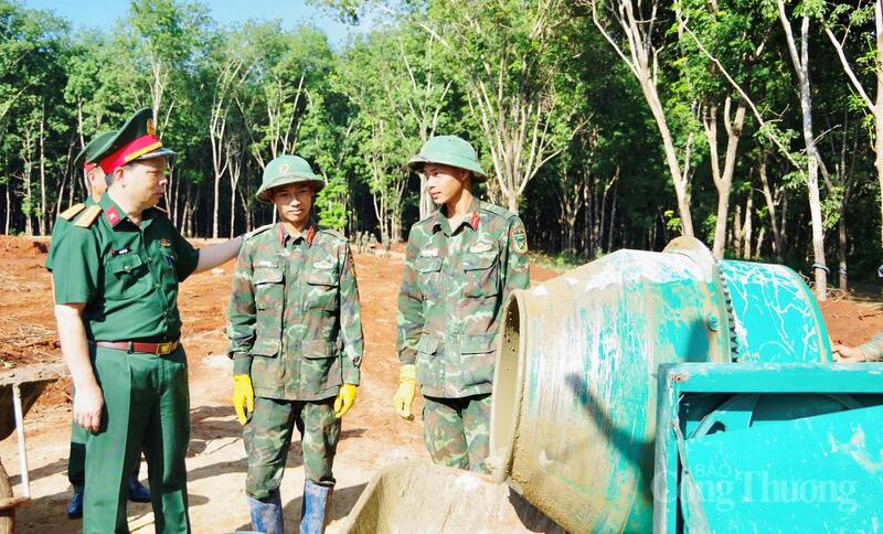 Lãnh đạo Quân đoàn 34 động viên các chiến sĩ trẻ.