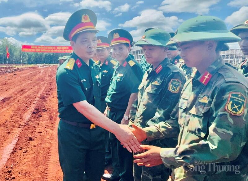 Chiến sĩ Quân đoàn 34 'vượt nắng, thắng mưa' đưa trường nội trú biên giới về đích - 7